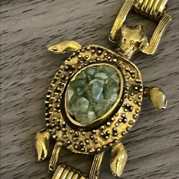 1950’s Vintage Crushed Jade Turtle Bracelet Gold Tone Classic Clasp Closure - Picture 7 of 7